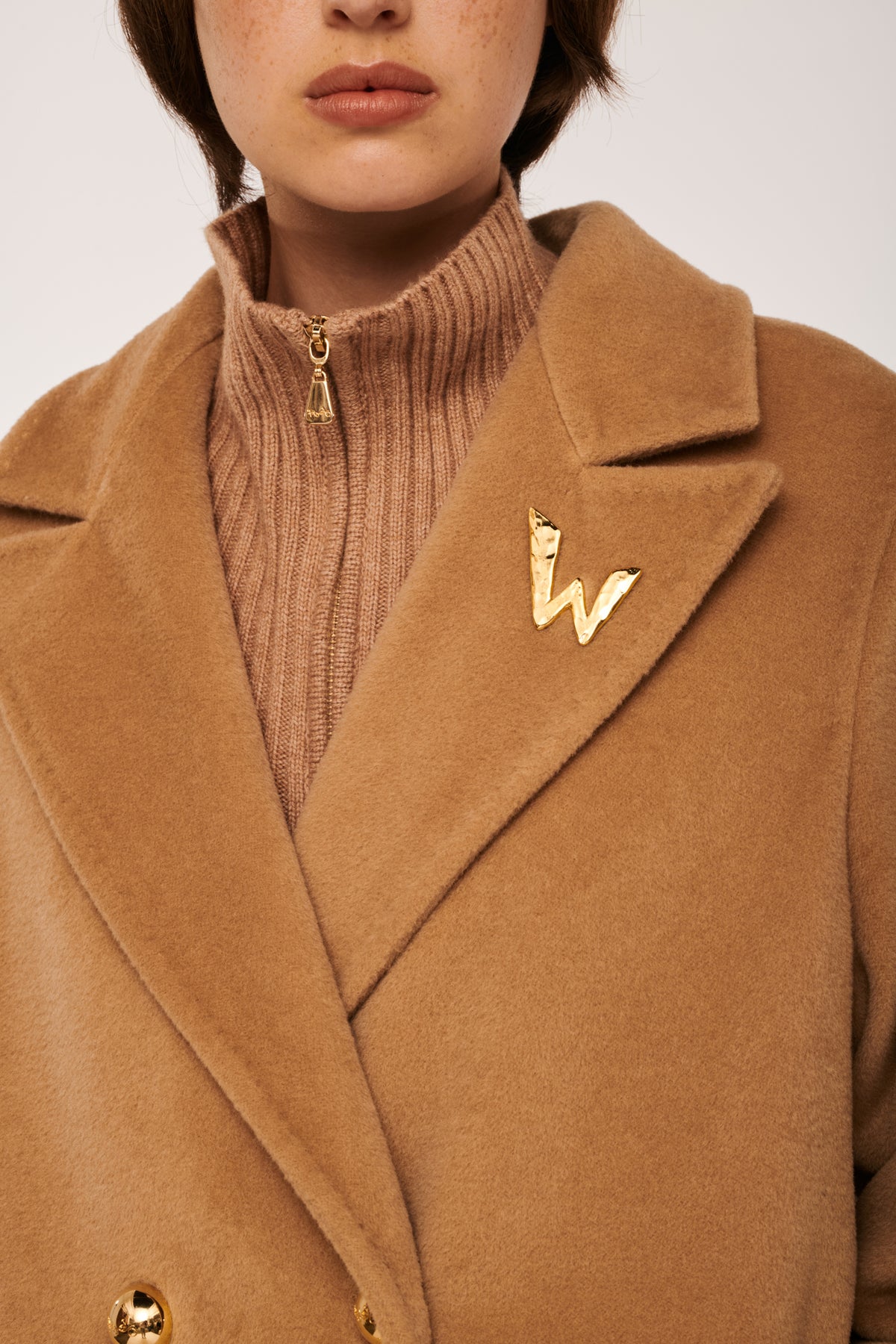 Broche W doré