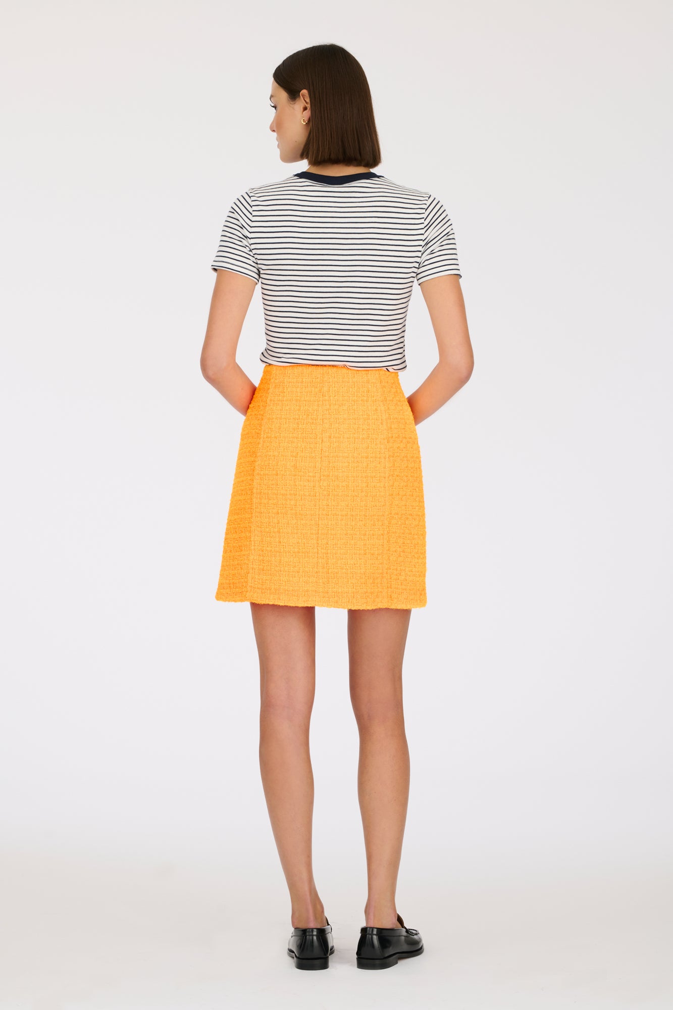 Short buttoned tweed skirt