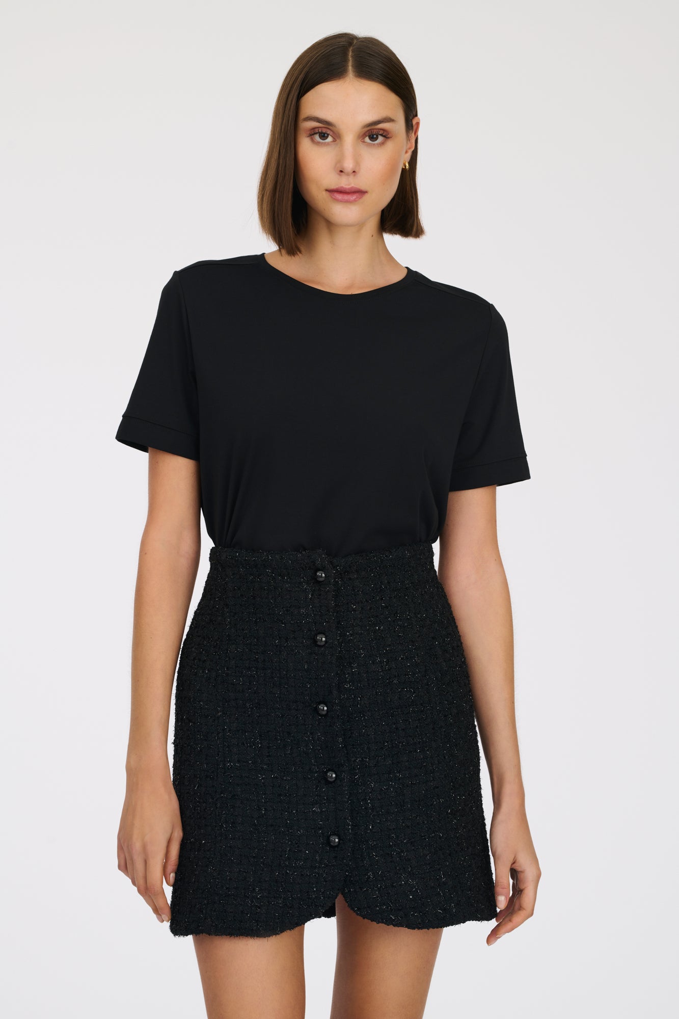 Short buttoned tweed skirt