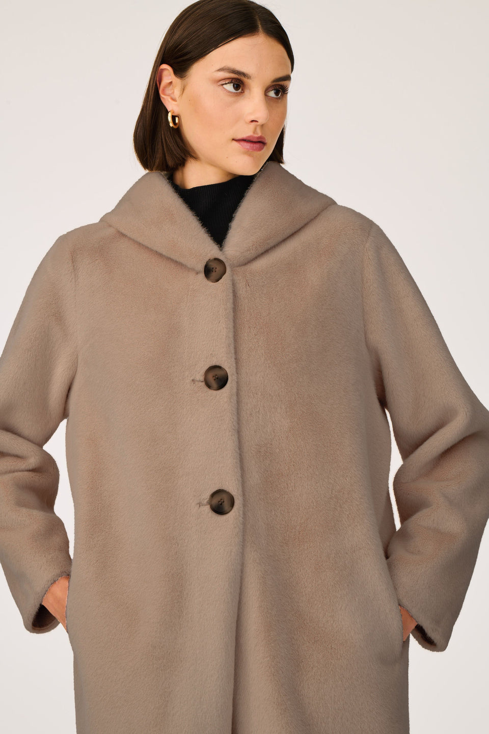 Manteau à capuche en fourrure vegan