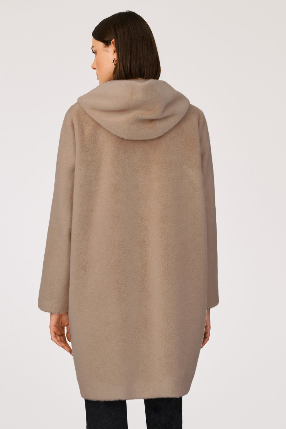 Manteau à capuche en fourrure vegan