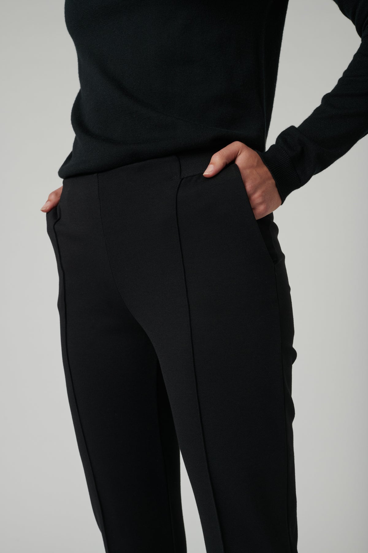 Pantalon cigarette elastiqué en jersey