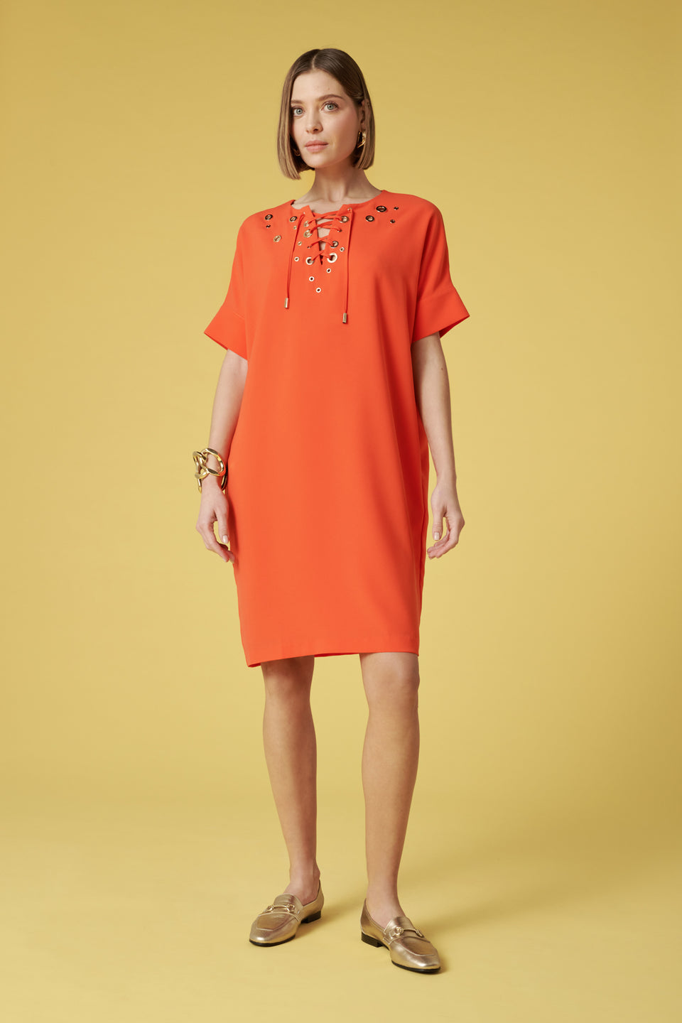 Robe courte à oeillets