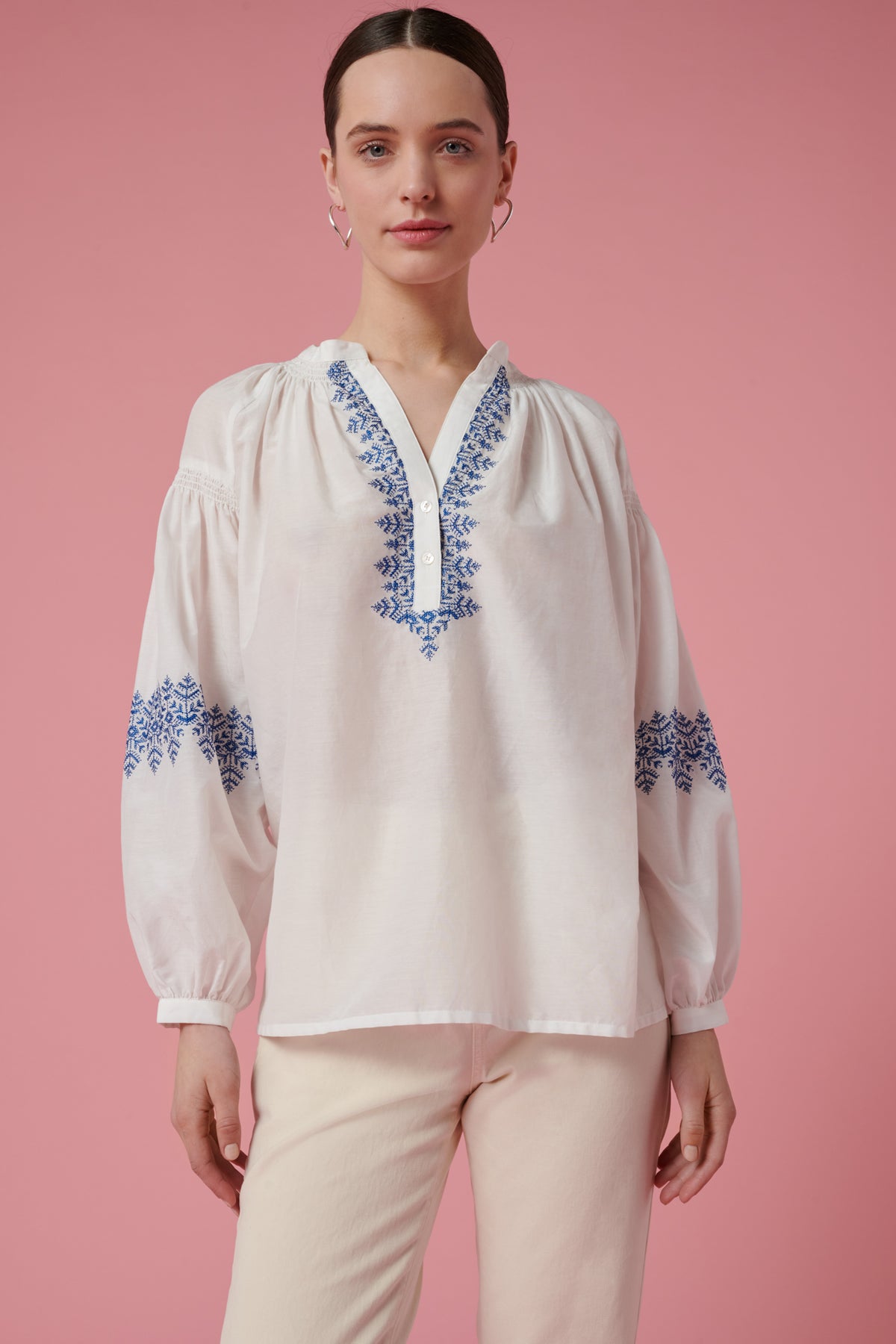 Blouse brodée en soie