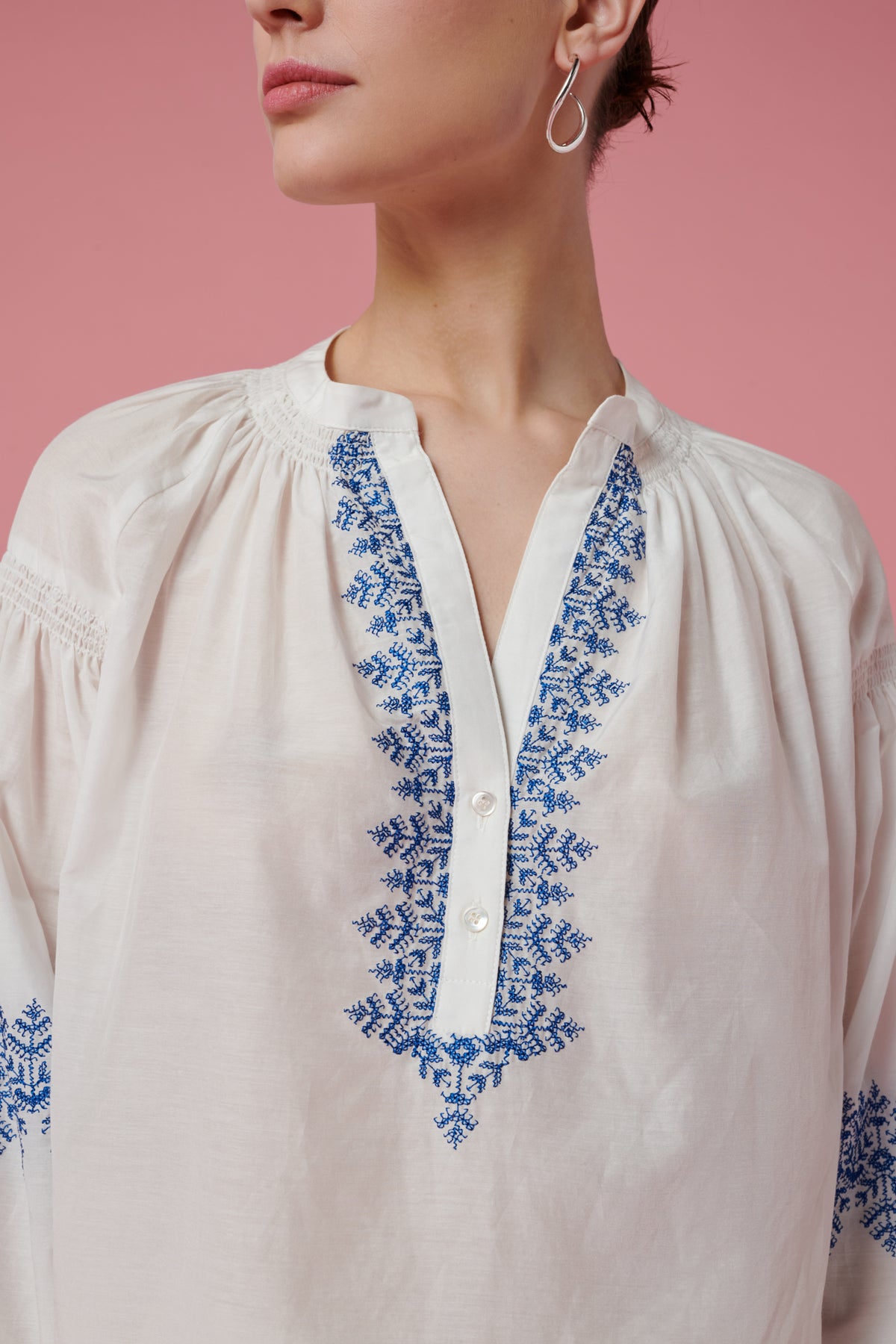 Blouse brodée en soie