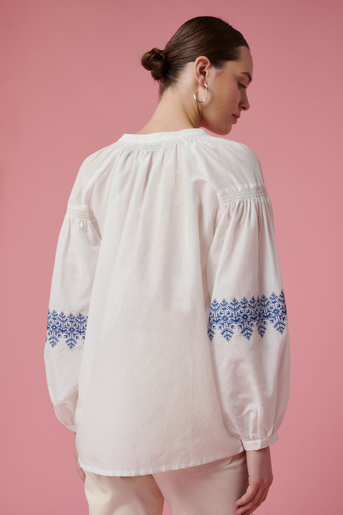 Blouse brodée en soie