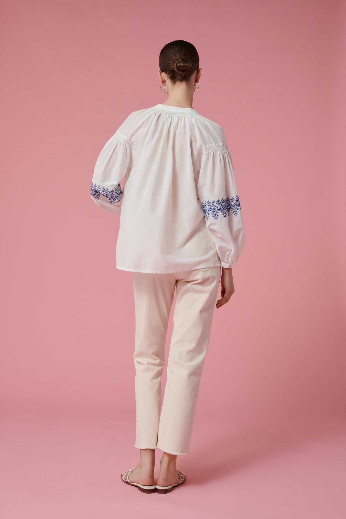 Blouse brodée en soie