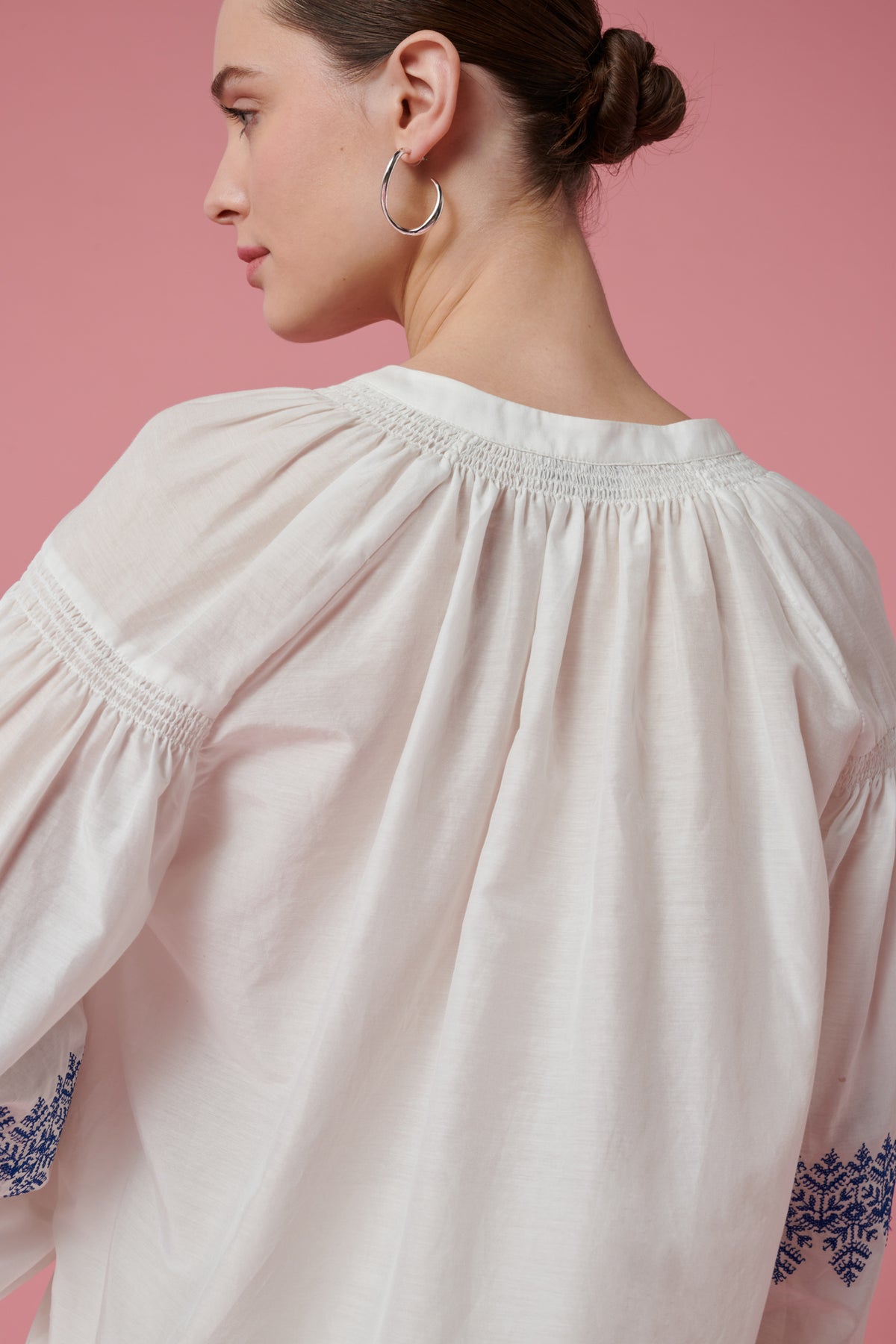Blouse brodée en soie